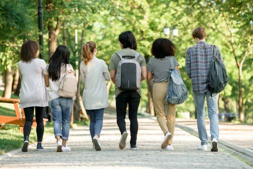 groupe-multiethnique-de-jeunes-etudiants
