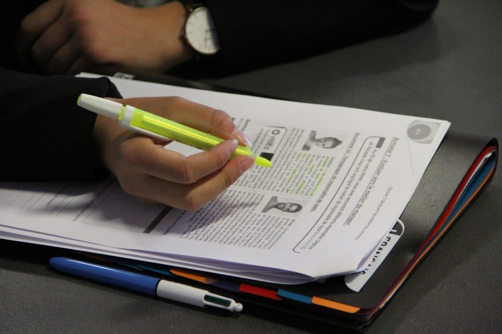 élève étudiant en classe