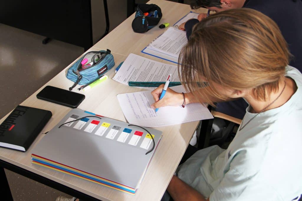 élève étudiant en classe