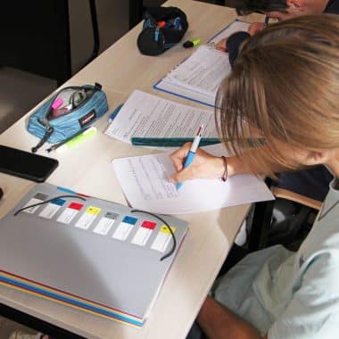 élève étudiant en classe