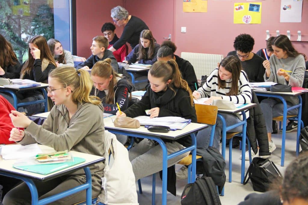 élève étudiant en classe
