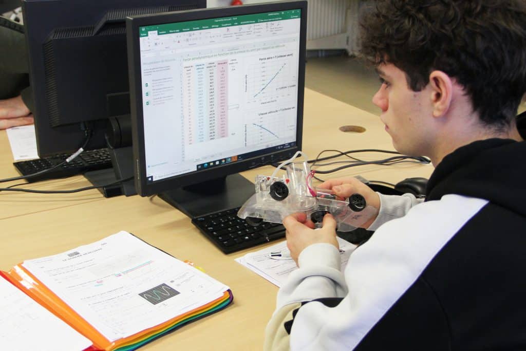 élève étudiant en classe devant un ordinateur