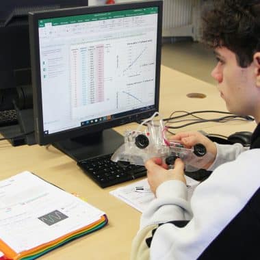 élève étudiant en classe devant un ordinateur