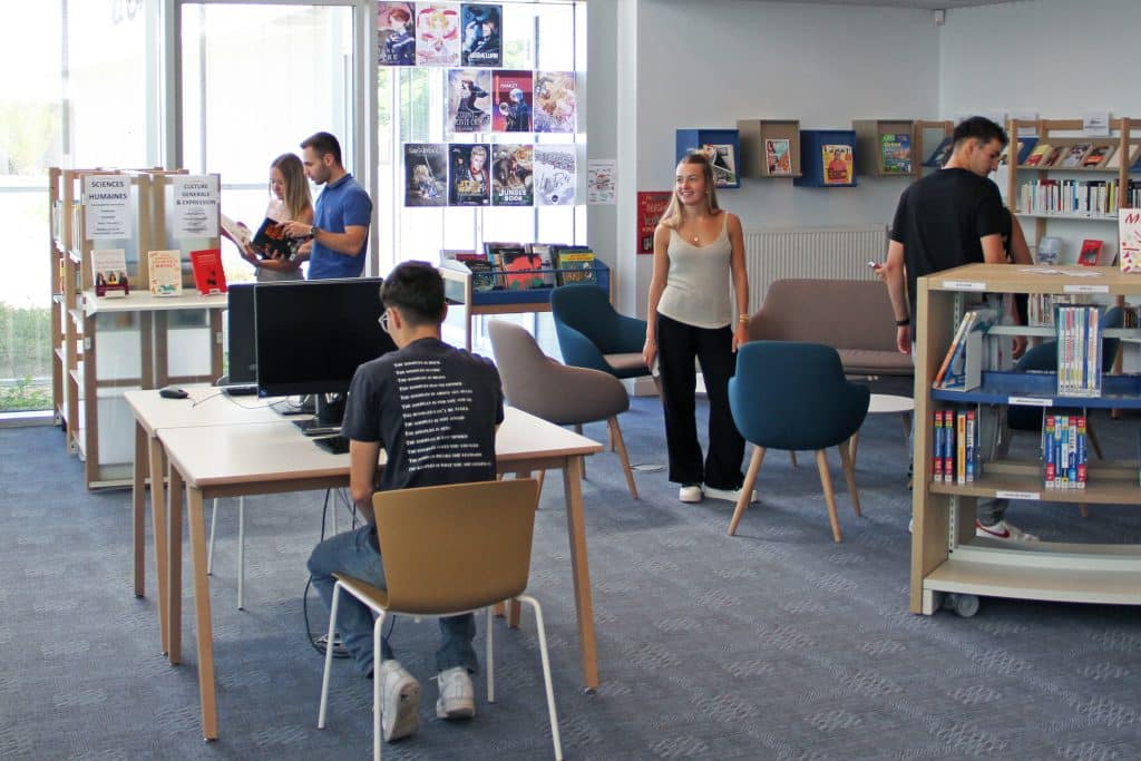 Étudiants et étudiantes dans un centre de documentation et de ressources.