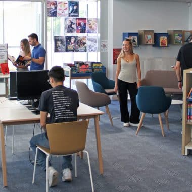 Étudiants et étudiantes dans un centre de documentation et de ressources.