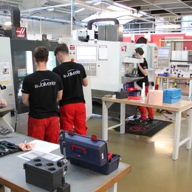 Lycéens qui travaillent sur des machines d'usinage à commande numérique dans le Gene Haas Center de la Joliverie.