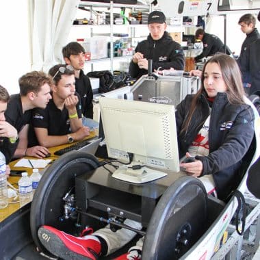 Groupe d'étudiants de la Joliverie en train de régler le véhicule prototype MicroJoule avant la course du Challenge Ecogreen Energy