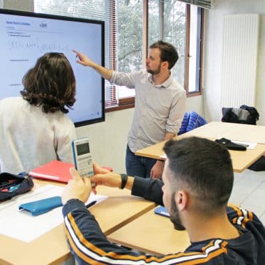 Un formateur du CFA explique son cours sur un tableau interactif dans une salle comodale.