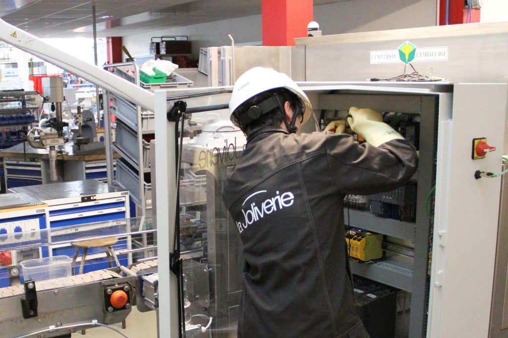 Étudiant en train de faire une maintenance d'un système de production.
