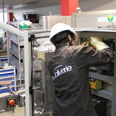 Étudiant en train de faire une maintenance d'un système de production.