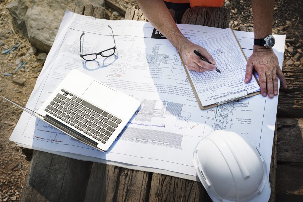 Un ingénieur du bâtiment en train de travailler sur des plans.