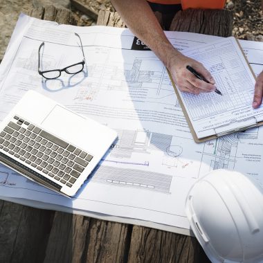Un ingénieur du bâtiment en train de travailler sur des plans.