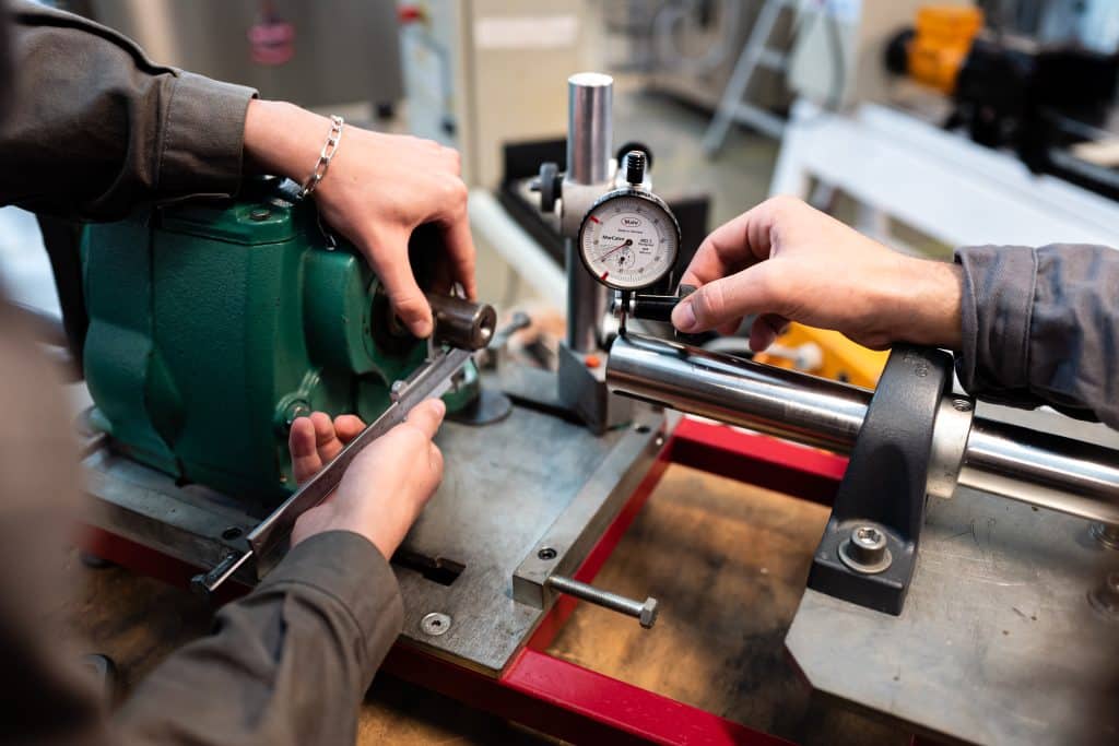 Maintenance des systèmes de production connectés dans un atelier, sur des machines, à la Joliverie.