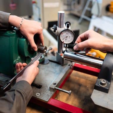 Maintenance des systèmes de production connectés dans un atelier, sur des machines, à la Joliverie.
