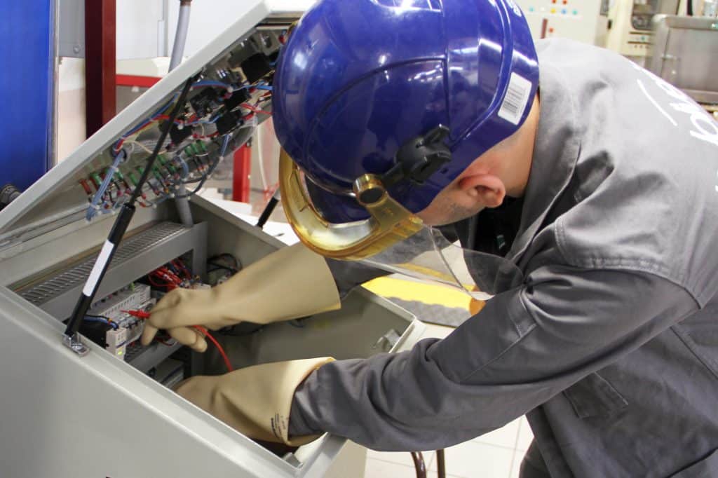 Eleve en bac professionnel metiers de lelectricité et de ses environnements connectés en train d'intervenir dans un système électrique.