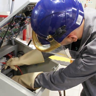 Eleve en bac professionnel metiers de lelectricité et de ses environnements connectés en train d'intervenir dans un système électrique.