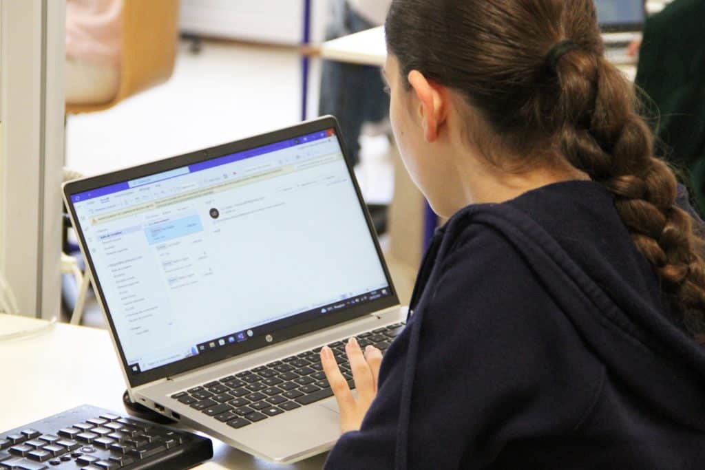 Lycéenne devant un ordinateur en salle informatique à la Joliverie.