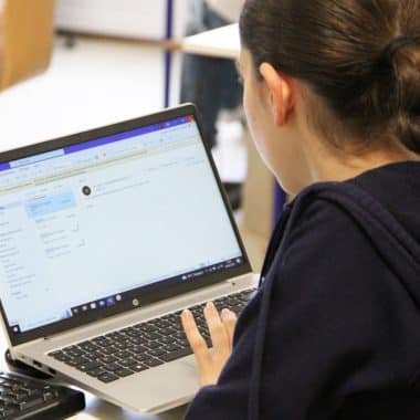 Lycéenne devant un ordinateur en salle informatique à la Joliverie.