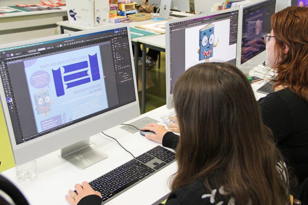 2 élèves en bac profesisonnel qui réalisent une mise en page de document sur un ordinateur au Pôle des Arts Graphiques de la Joliverie.
