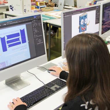2 élèves en bac profesisonnel qui réalisent une mise en page de document sur un ordinateur au Pôle des Arts Graphiques de la Joliverie.