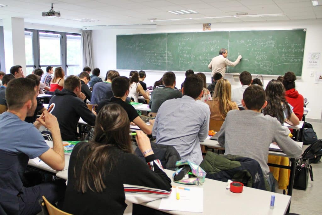 Classe d'étudiants en train de suivre un cours en classe préparatoire à l'Icam de Nantes à Carquefou.