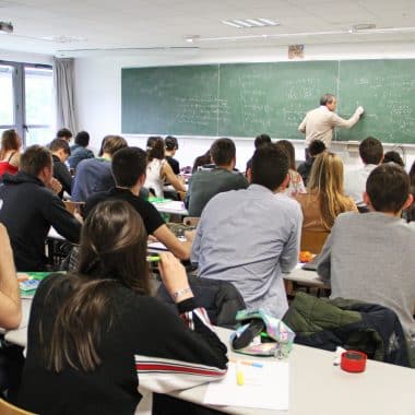 Classe d'étudiants en train de suivre un cours en classe préparatoire à l'Icam de Nantes à Carquefou.