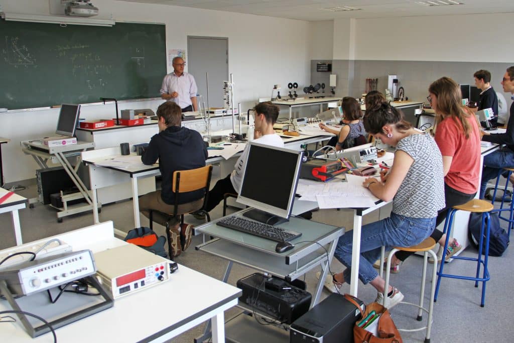 Étudiants en train de suivre un cours en classe préparatoire à l'Icam de Nantes à Carquefou dans un laboratoire.