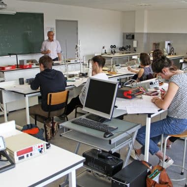 Étudiants en train de suivre un cours en classe préparatoire à l'Icam de Nantes à Carquefou dans un laboratoire.