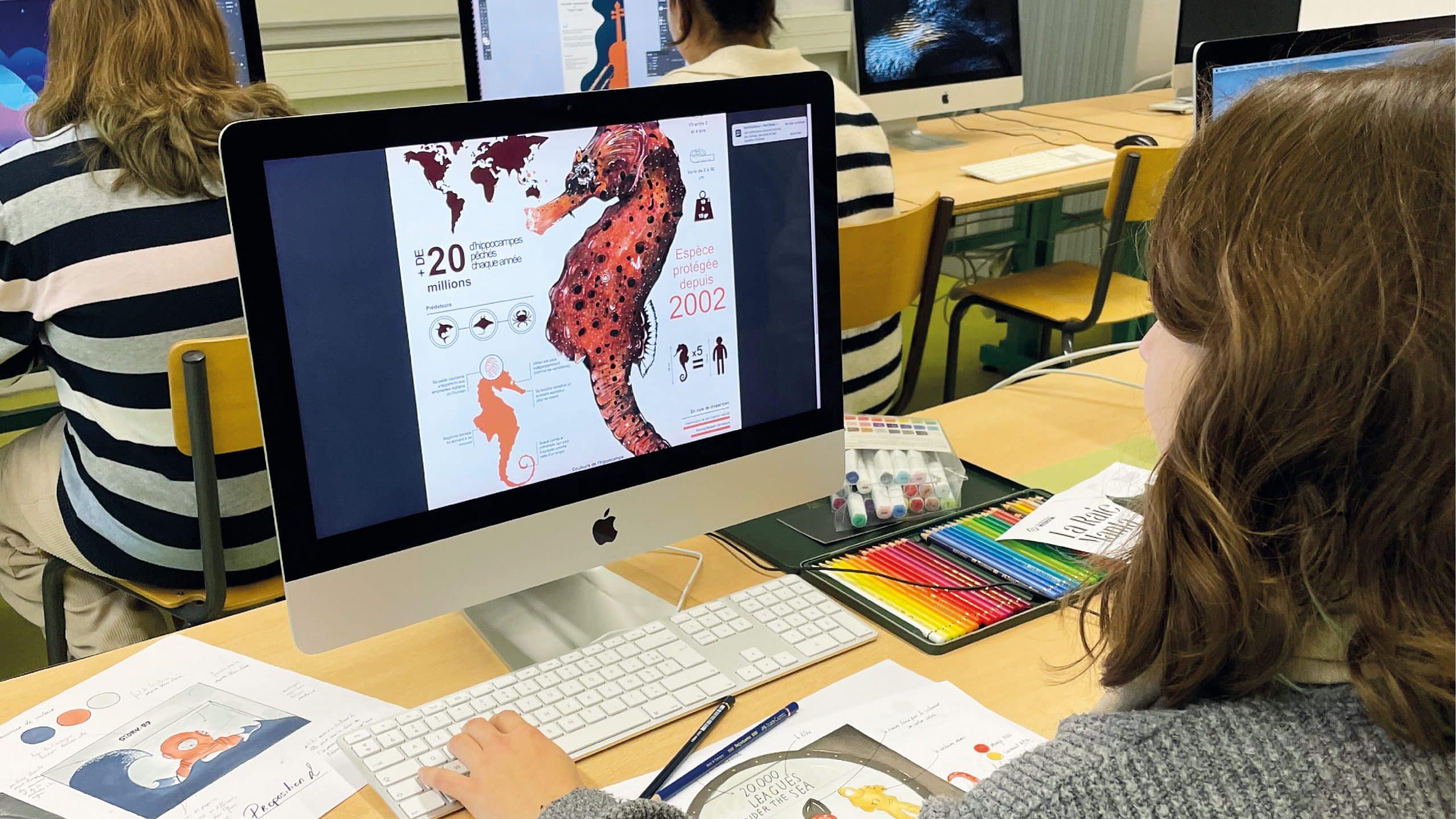 Lycéenne devant un ordinateur en train de dessiner avec un logiciel de PAO.
